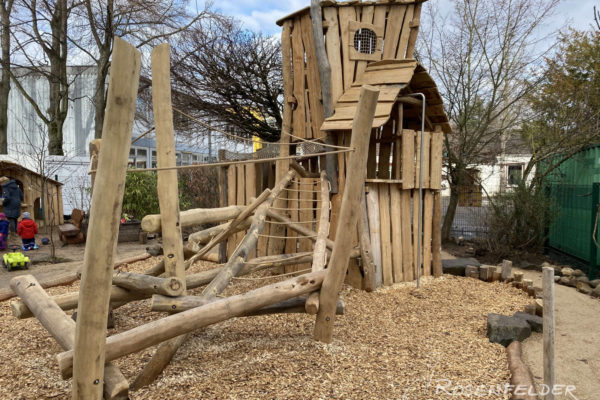 naturnahe-kita_kita-kunterbunt-e.V.-koeln-suerth-kletterhaus_7